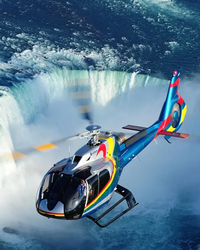 ナイアガラの滝の上を飛行するナイアガラ ヘリコプターのヘリコプター。
