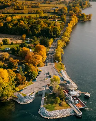 秋の季節のオンタリオ州南東部のグレノーラ フェリーの航空写真。