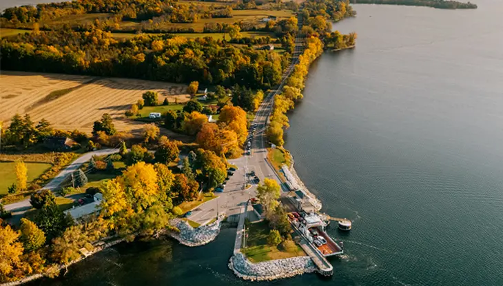 가을철에 온타리오주 남동부에 있는 글레노라 페리를 공중에서 본 모습.
