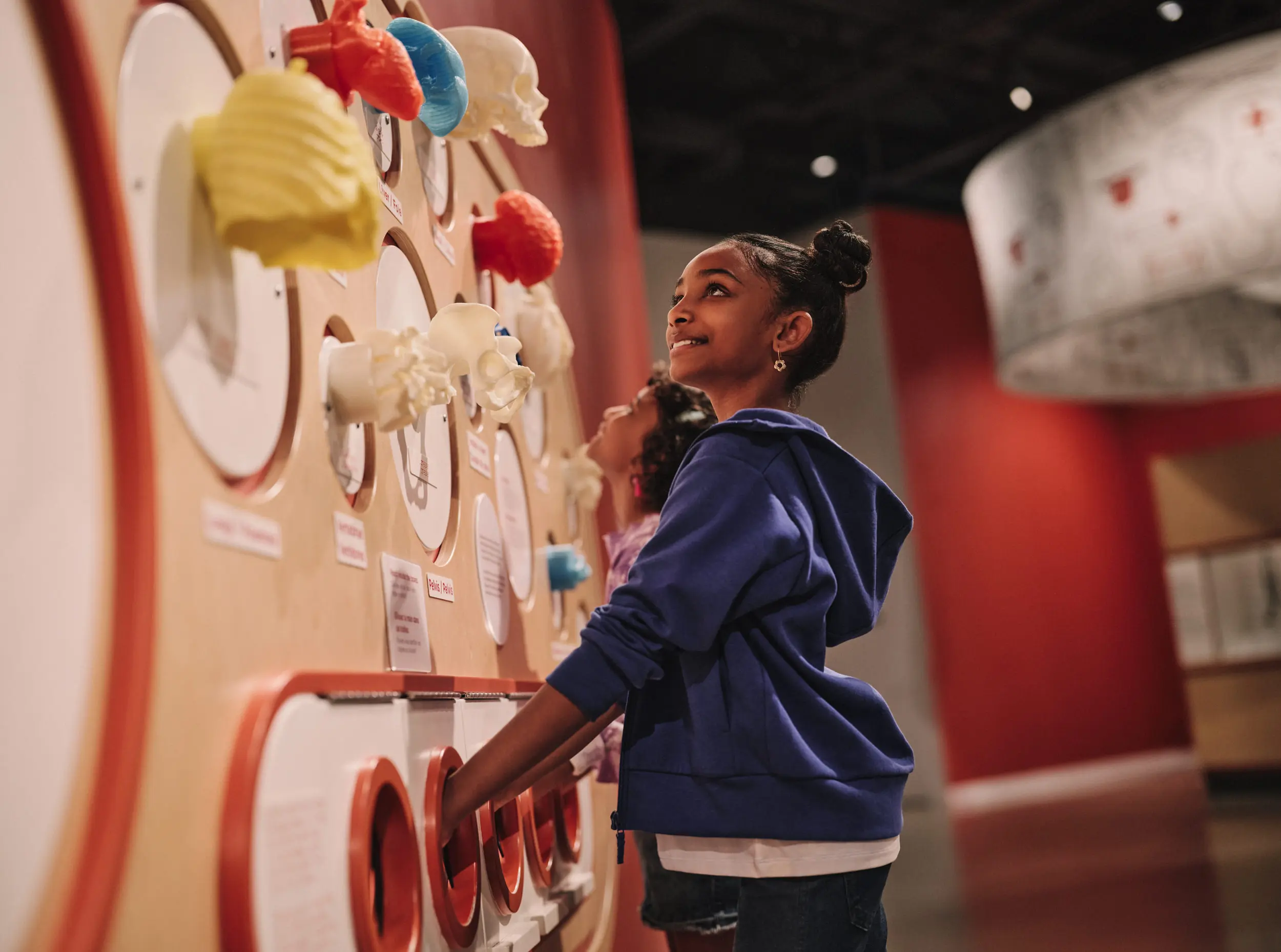 Ein Mädchen interagiert mit einem Gerät im Canada Science and Technology Museum.