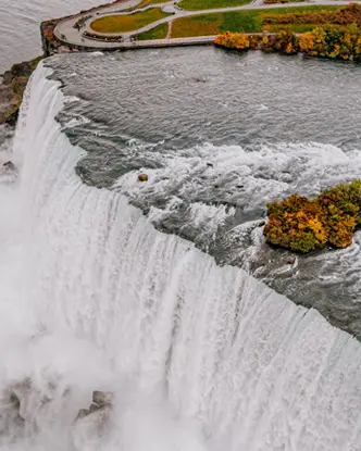 Luftaufnahme des Randes des mächtigen Wasserfalls der Niagarafälle.
