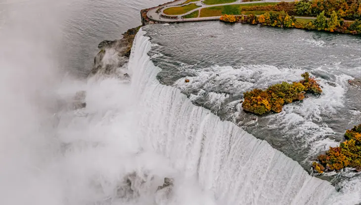ナイアガラの滝の巨大な滝の端の空中写真。