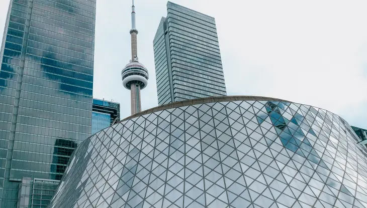 Paysage urbain de Toronto montrant la Tour CN entourée de gratte-ciel.