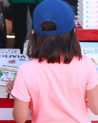 Word on the Streetで本を眺める少女