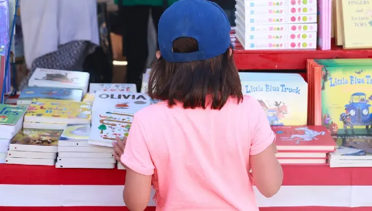 Una niña mirando libros en Word on the Street