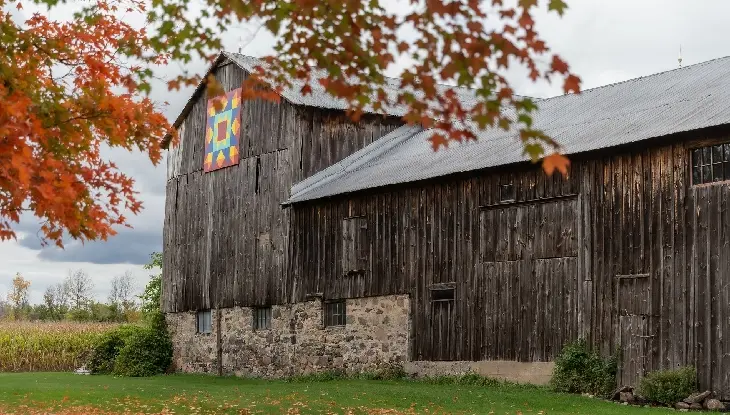 正面にキルトのデザインが施された納屋。