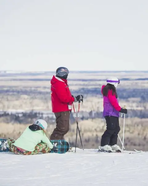 Une famille de cinq personnes est prête à dévaler une colline enneigée à ski et en snowboard au mont Jamieson, à Timmins.