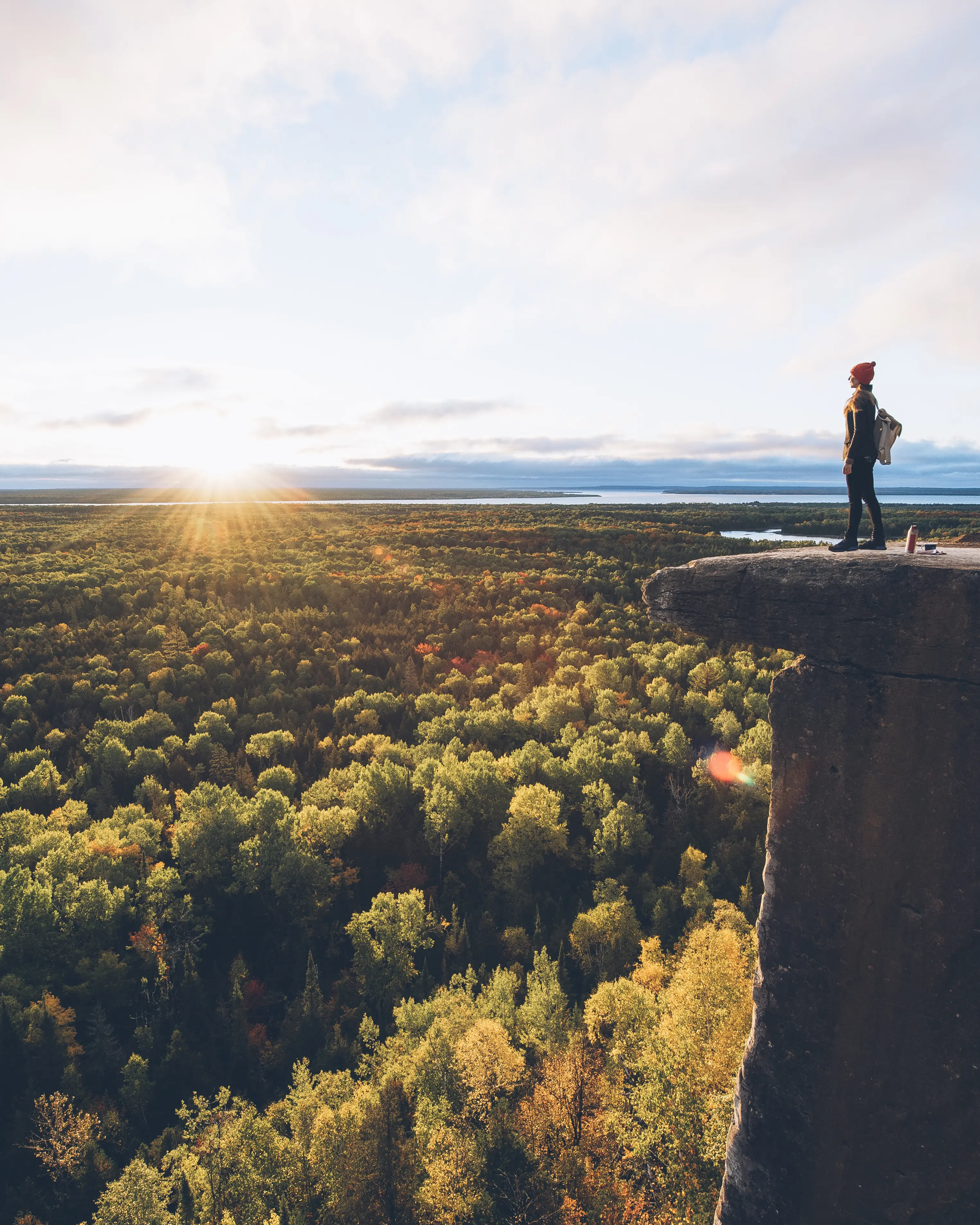 Eine Person steht auf einer Klippe am Cup and Saucer Trail