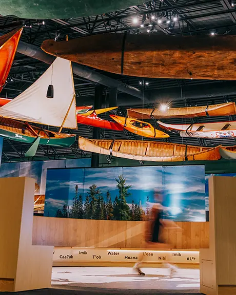 博物館のギャラリーには天井から吊るされたカヌーやカヤックが展示されています。