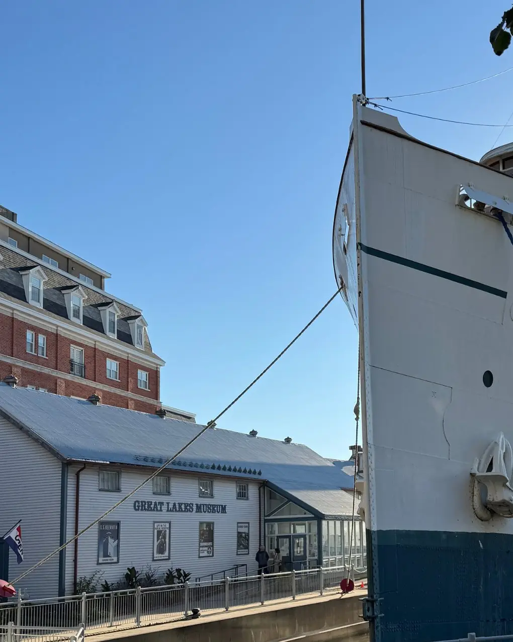 À l'extérieur du musée des Grands Lacs