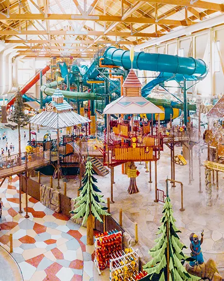 다채로운 색상의 실내 워터파크로, 물놀이 공간, 수영장, 워터 슬라이드를 갖추고 있습니다.