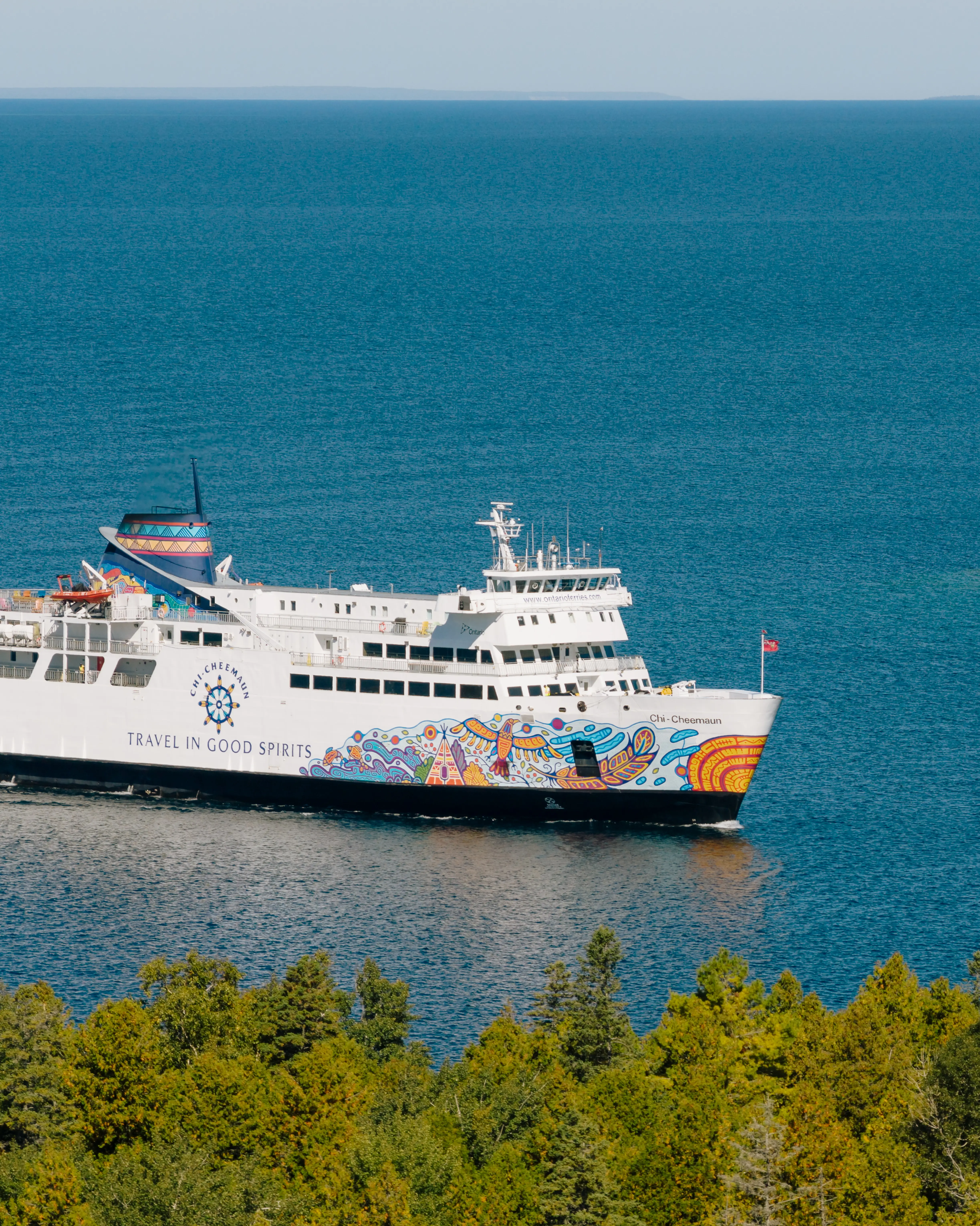 MS 치치마운호가 휴런호를 항해하고 있습니다.