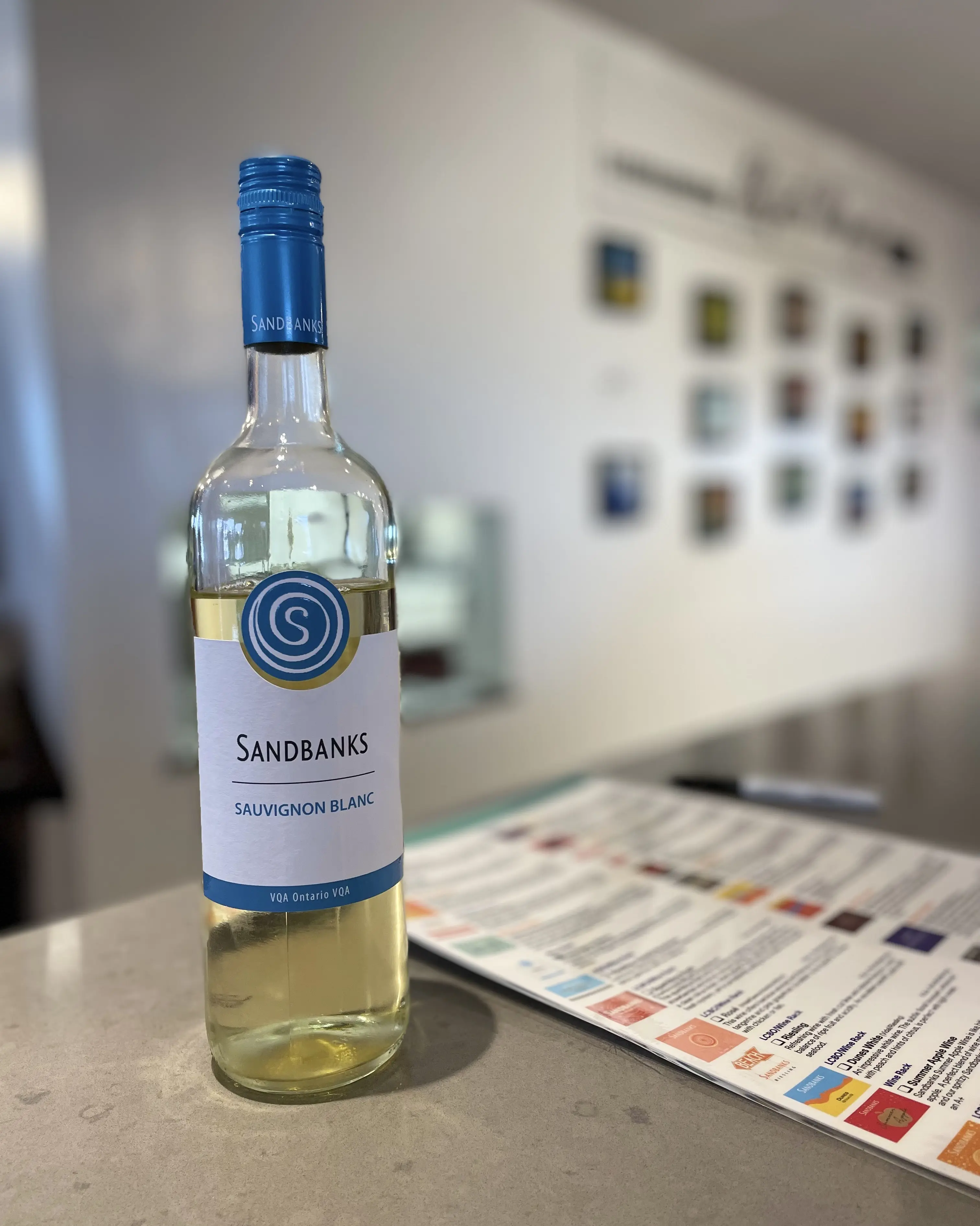 Une bouteille de vin du domaine viticole Sandbanks Estate