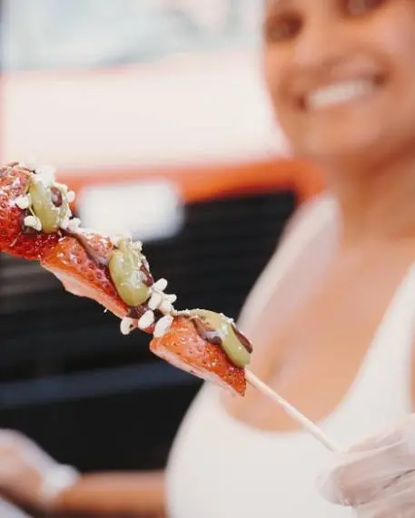 온타리오 주 스트랫퍼드의 세이버 앤 십 트레일에서 붉은색 플레드 담요 위에 파이, 샌드위치, 음료수 및 기타 피크닉 음식이 놓여 있습니다.