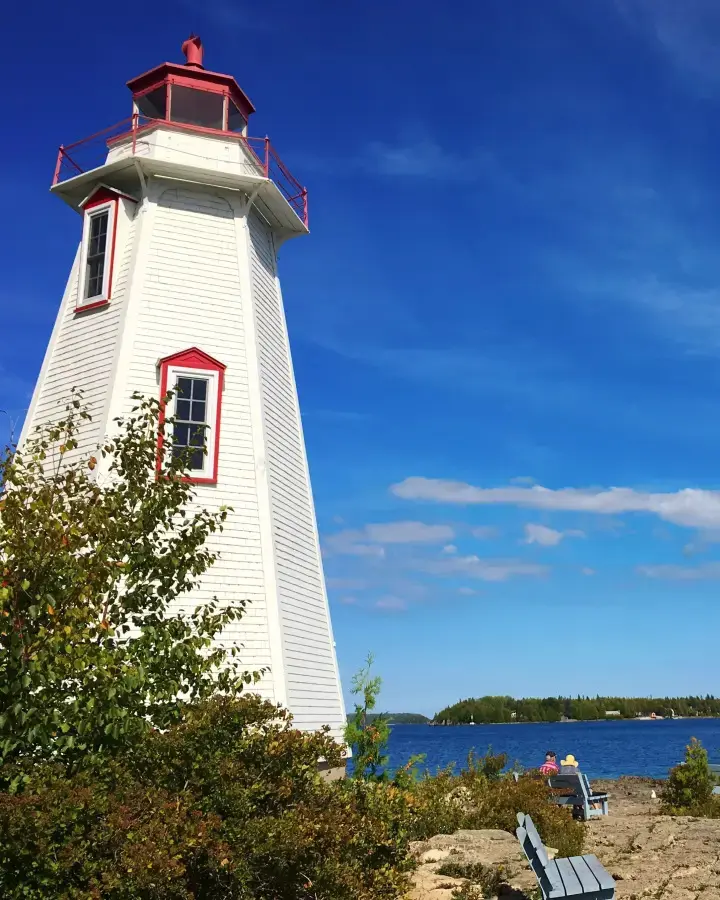 Vista del faro de Big Tub en Tobermory, Ontario, en un día soleado.