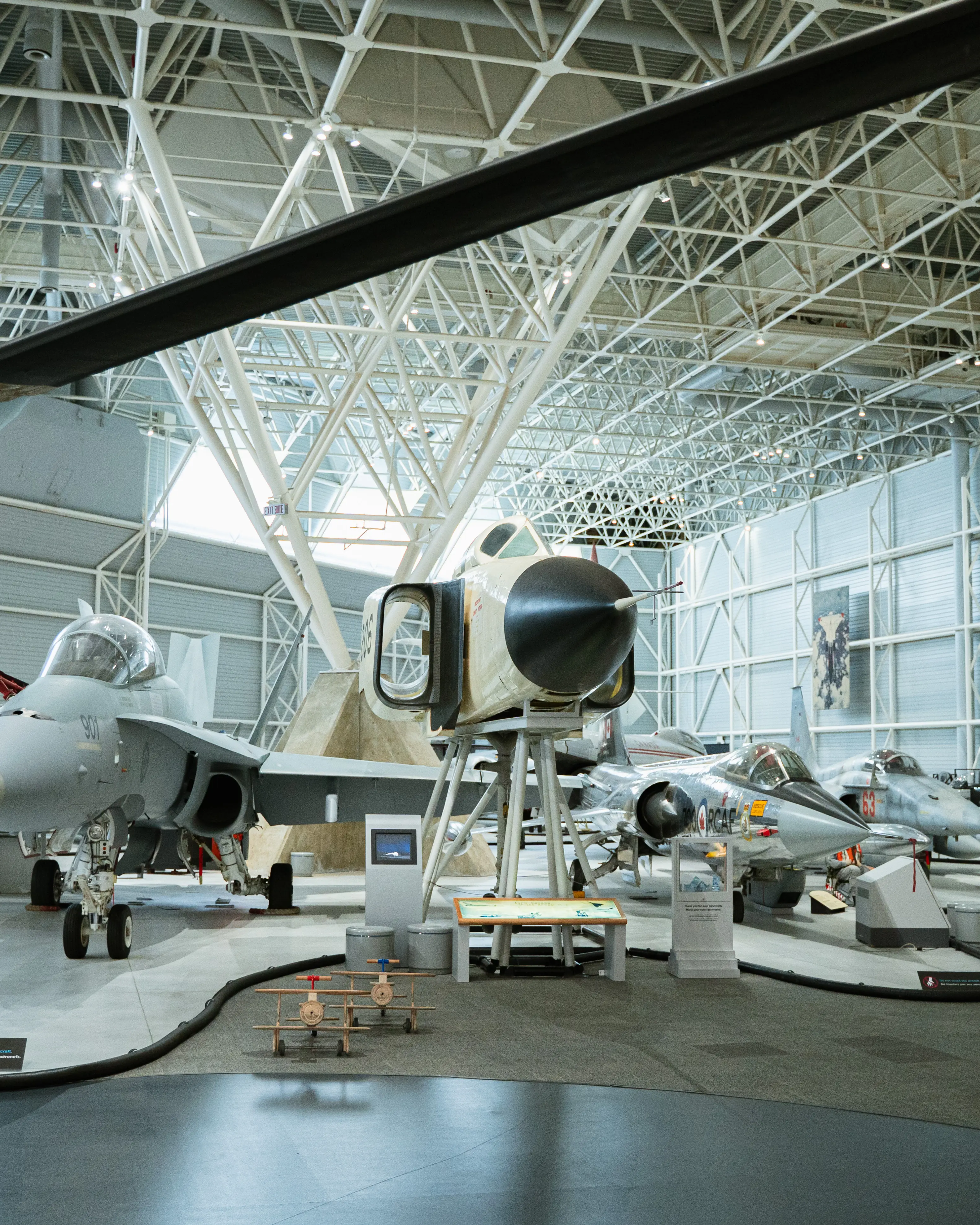 Quatre avions aérospatiaux en montre dans une salle d’exposition.