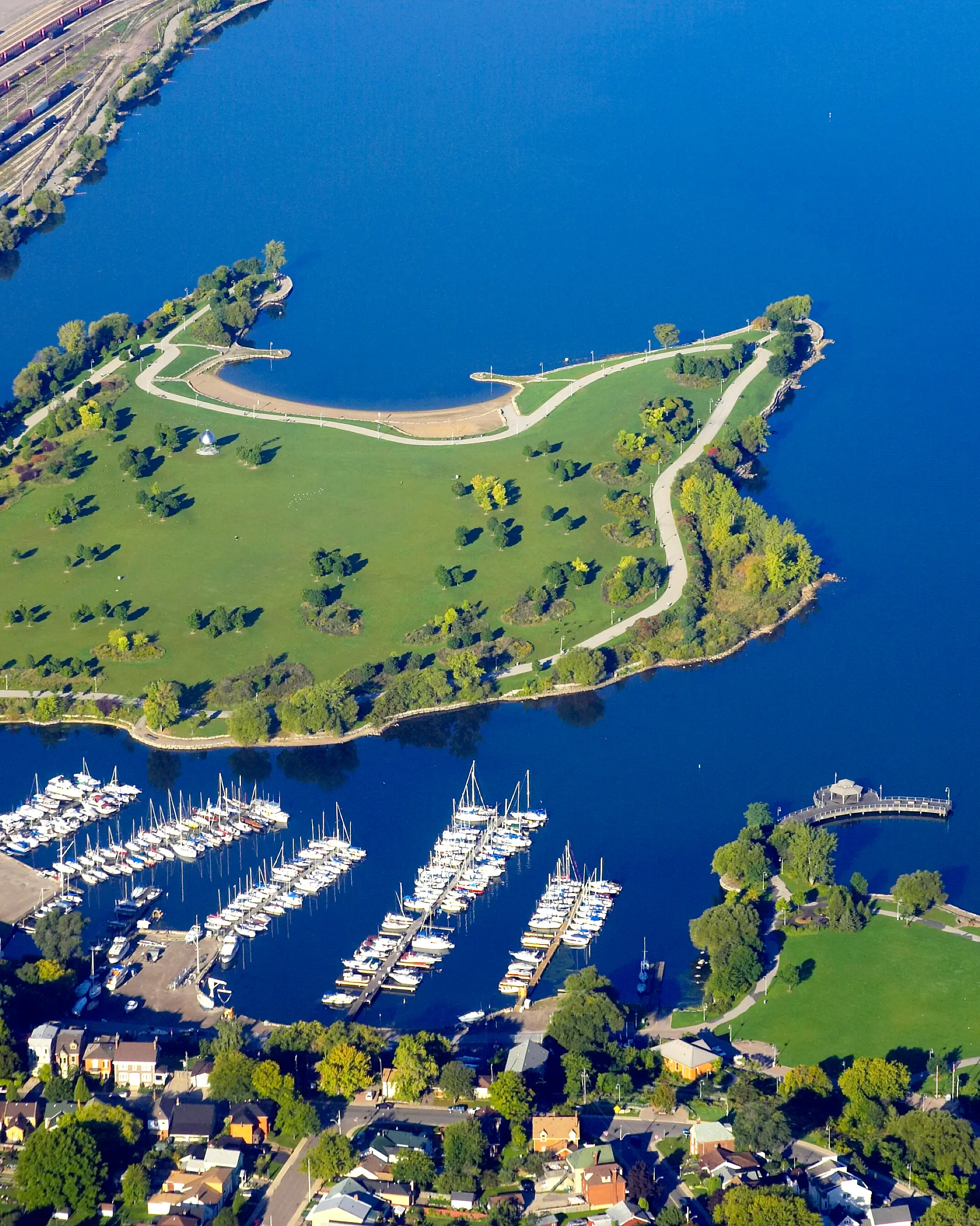 Vue aérienne du parc Pier 4 à Hamilton, en Ontario.
