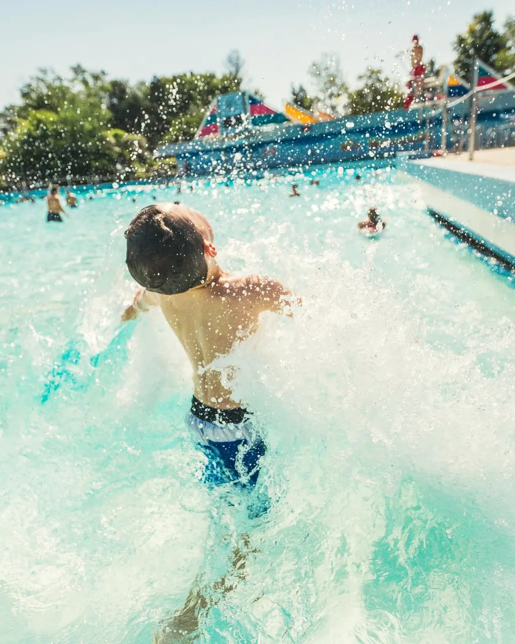 ワイルド・ウォーターワークスのプールで水遊びをする男の子。