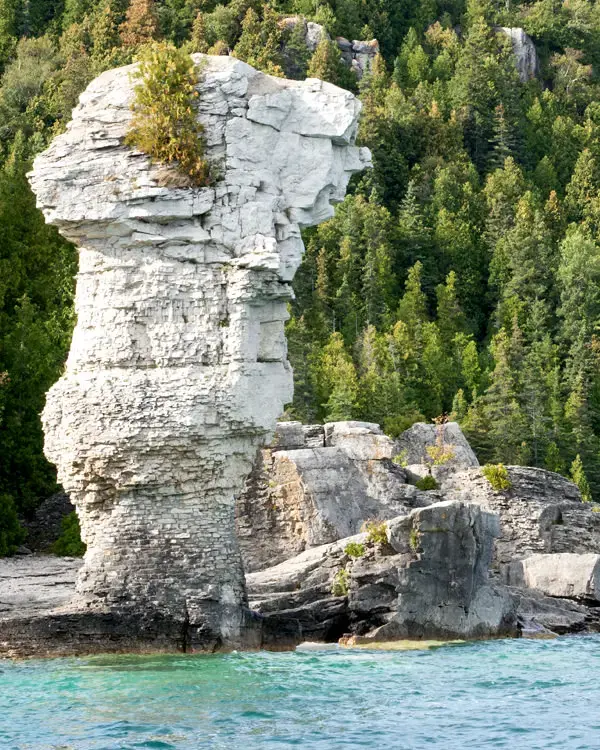 Una formación rocosa de piedra caliza apilada emerge de las aguas azules de la bahía Georgian.