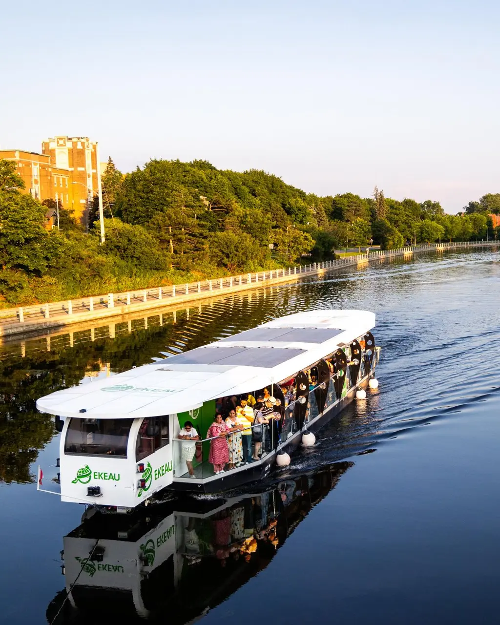 Un crucero de Ottawa navegando por el Canal Rideau.