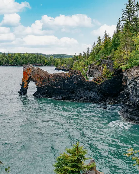 Felsbogenformation entlang der Klippen des Sleeping Giant in Thunder Bay mit Blick auf den Lake Superior an einem bewölkten Tag.