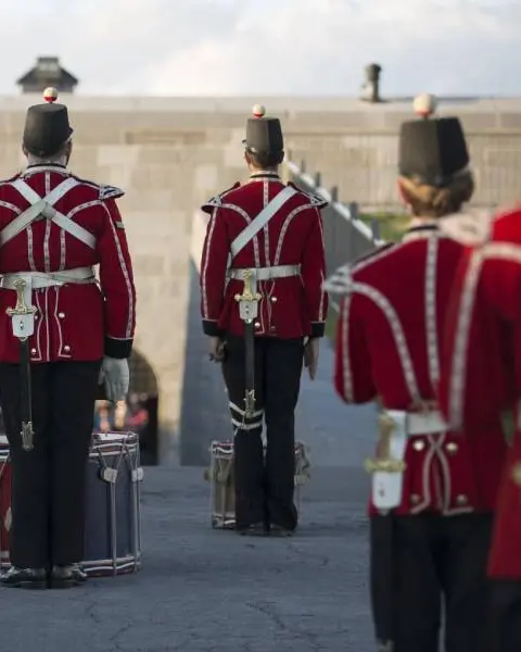 Un groupe d’acteurs en costume d’époque présente une reconstitution militaire avec démonstration musicale au lieu historique national du Fort-Henry à Kingston.