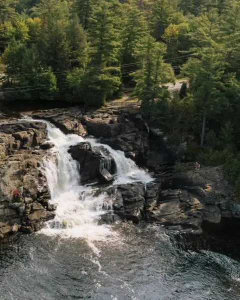 Vista aérea de una impresionante cascada rodeada de un frondoso bosque en Bracebridge.