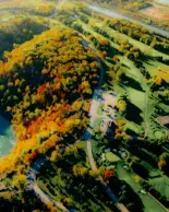 Vue aérienne du parcours de golf Whirlpool à Niagara Falls, en Ontario, à l’automne.