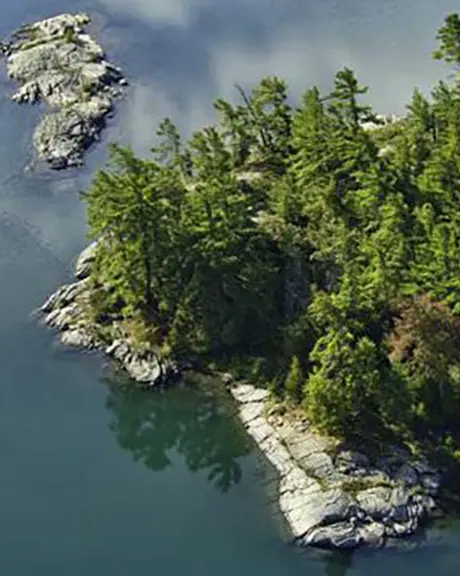 Luftaufnahme einer kleinen Felseninsel in einem See