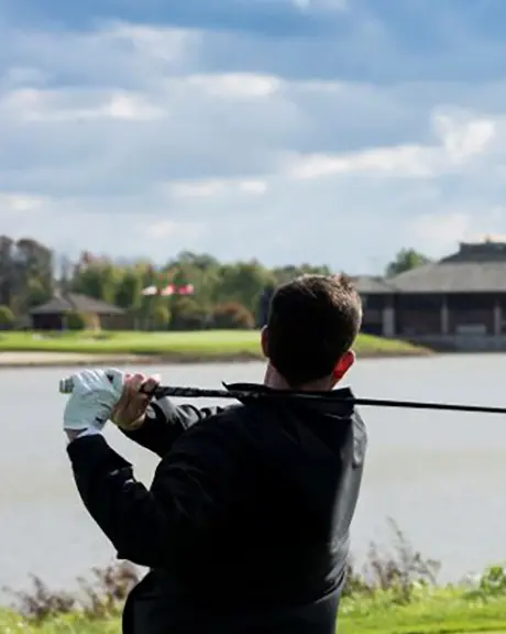 Ein Golfer schwingt seinen Schläger.