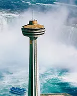 Vue aérienne de la tour Skylon, avec les chutes Niagara en arrière-plan.