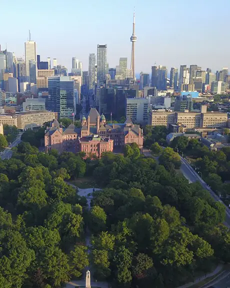 Ein Blick aus der Vogelperspektive auf die hohen Gebäude und Parkanlagen von Toronto