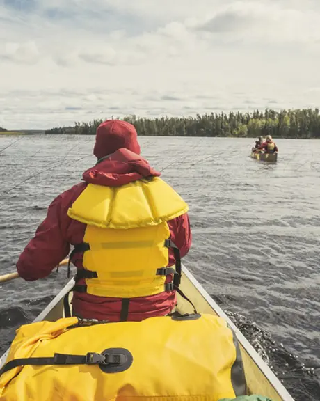 Deux canots avec équipement de camping dans le cadre d’une excursion de pagayage dans le parc provincial Wabakimi.