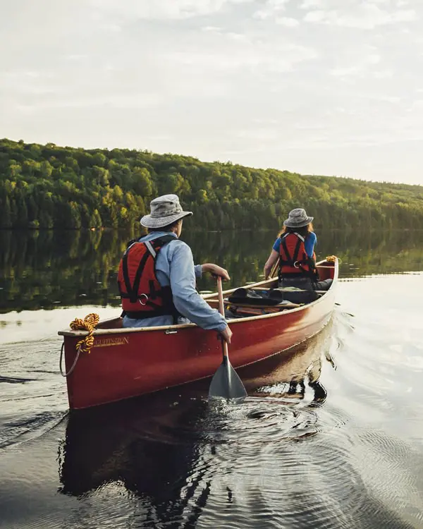 美しい水路に沿って漕ぐカップル