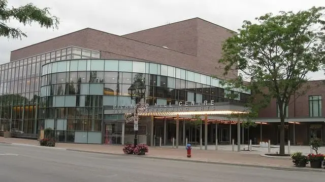 Entrada principal al edificio del Centro Richmond Hill para las Artes Escénicas.