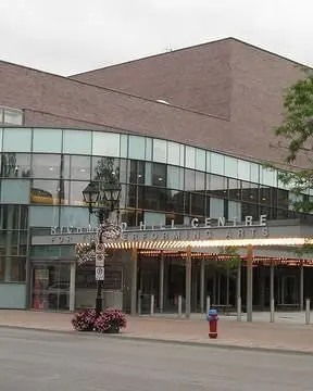 Entrée principale du bâtiment du Richmond Hill Centre for the Performing Arts.