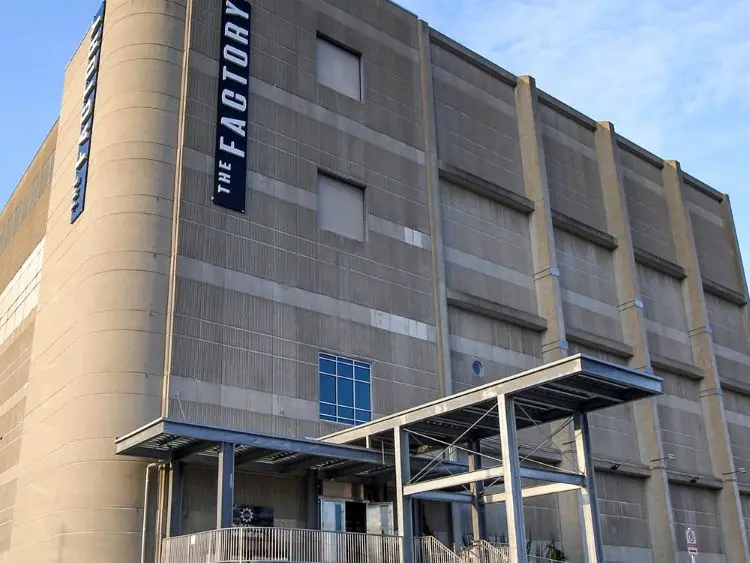 역사적 공장 건물을 재활용한 측면 풍경.