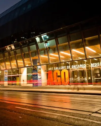 Vue nocturne de la façade du Musée des beaux-arts de l’Ontario.