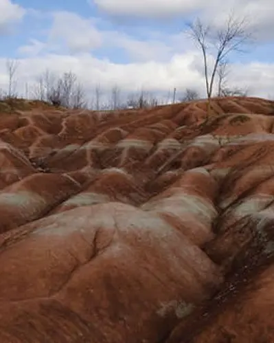 Photo en gros plan d’un terrain sec et riche en argile appelé badlands. 
