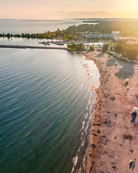 Una vista aérea de la playa de Cobourg en verano.