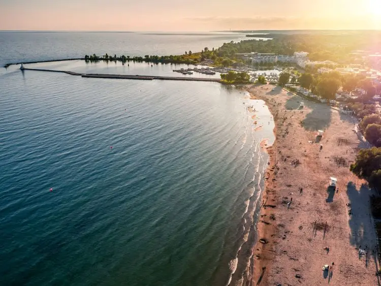 여름철 코버그 해변의 공중 사진.