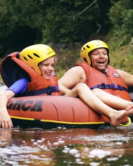 夏には大人も子供も川下りを楽しんでいます。