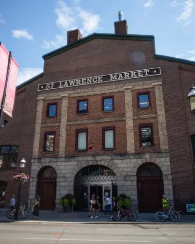 Fachada frontal del Mercado de San Lorenzo.