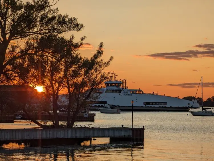 夕暮れの水上のボート。