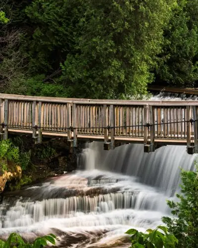 流れ落ちる滝にかかる吊り橋。