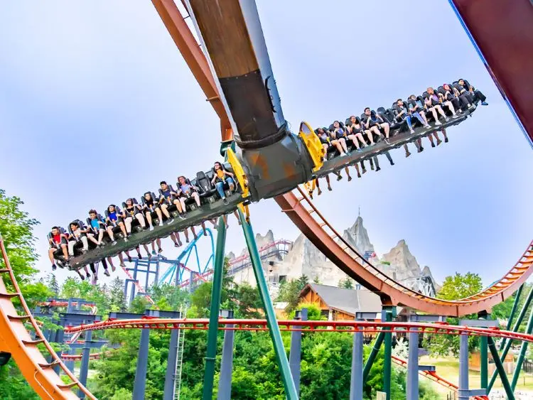 Eine Gruppe von Menschen genießt den Nervenkitzel einer Achterbahnfahrt im Canada’s Wonderland.