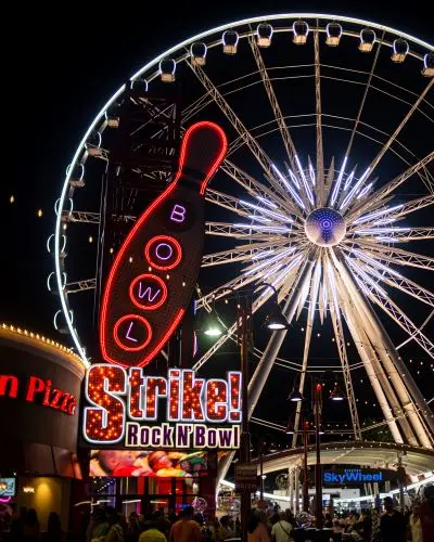 Une grande roue illuminée la nuit.