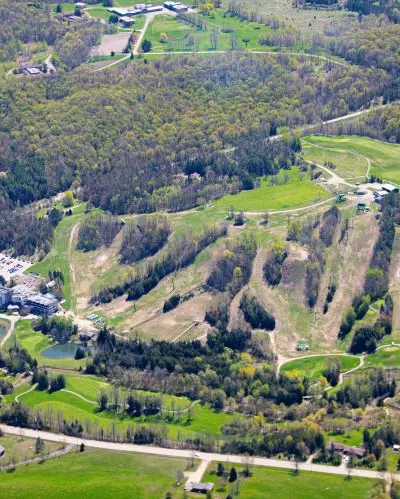 Vue aérienne du Hockley Valley resort en été.