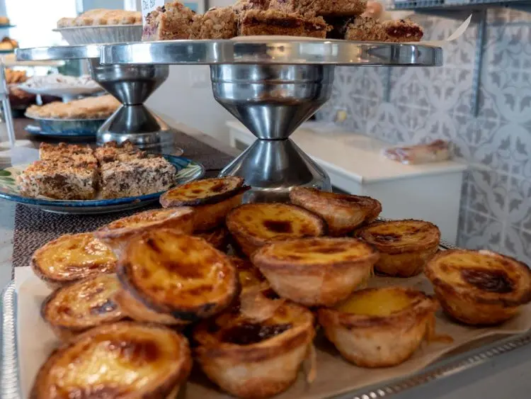 ピーターバラの新鮮でおいしいバタータルトのトレイ。