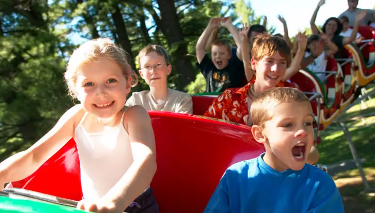 Kinder fahren Achterbahn in Santa’s Village in Bracebridge.